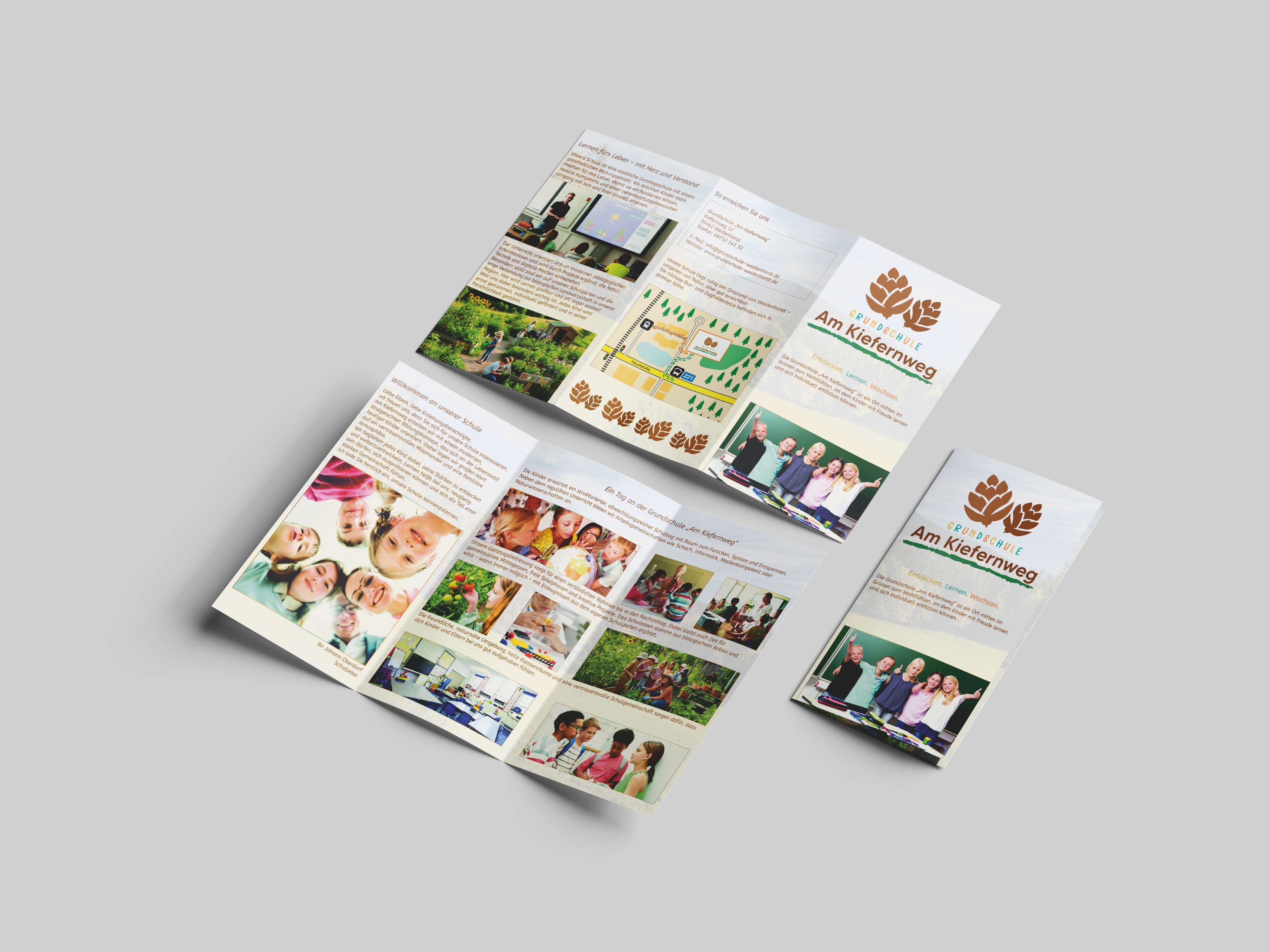Grundschule Am Kiefernweg Flyer-Mockup in breiter Präsentationsansicht